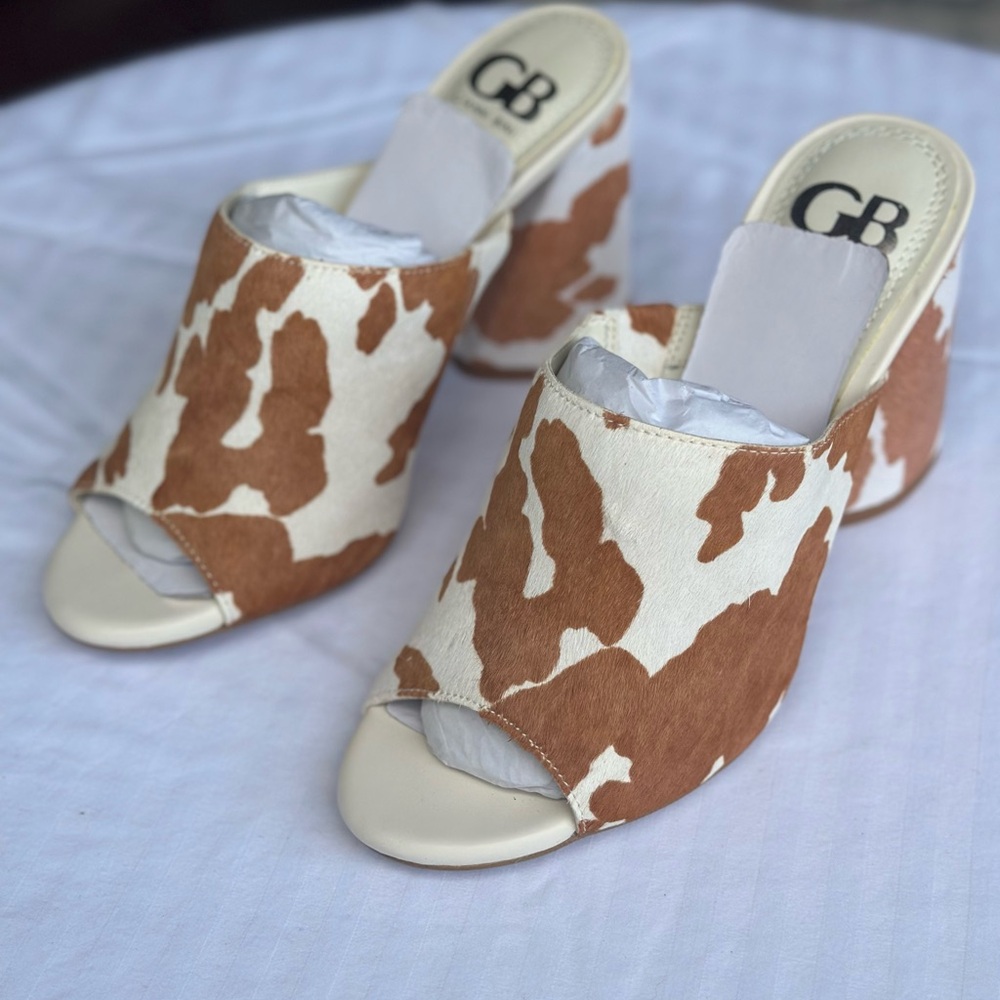 Gianni Bini Tan and Cream Patterned Mules